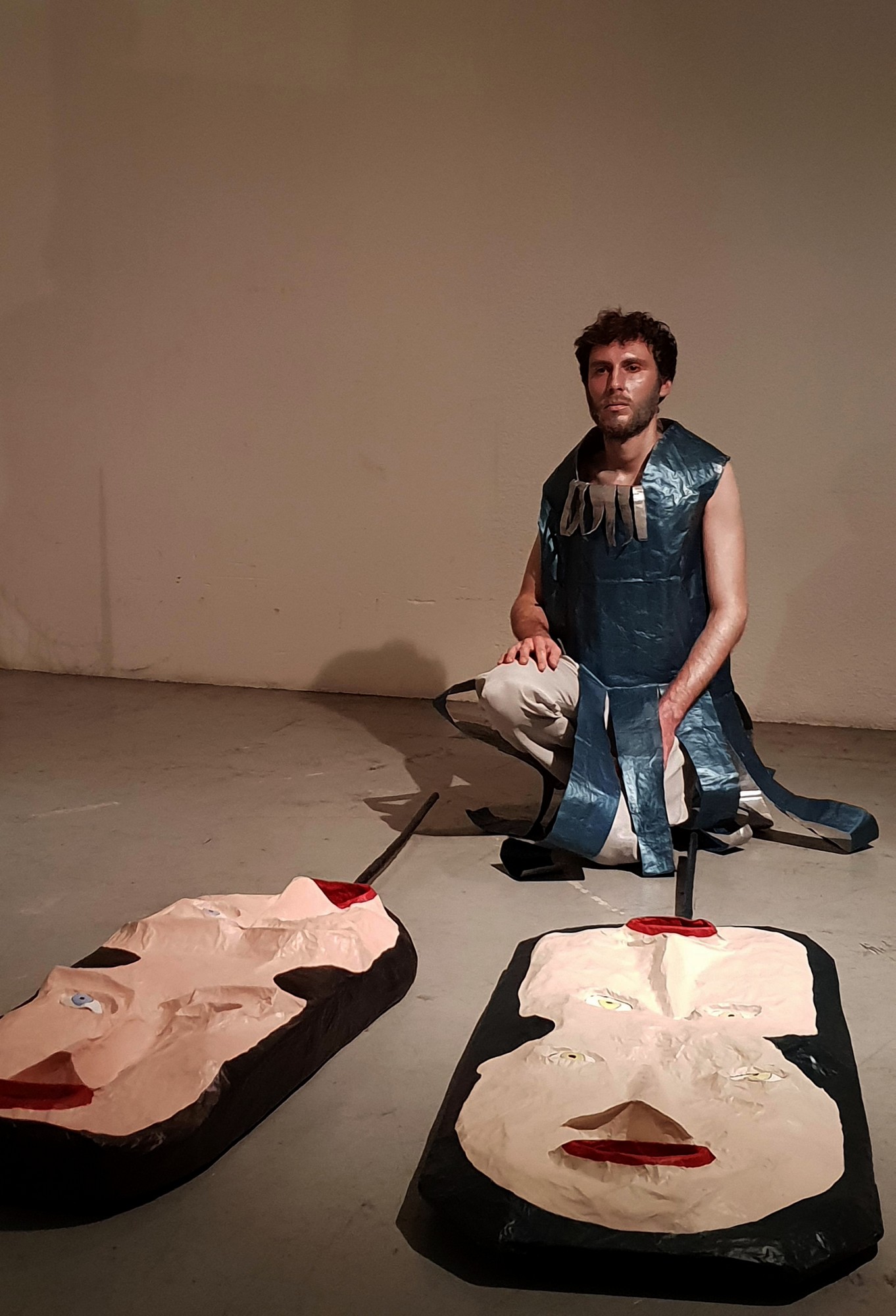 Alex Hays, costume, objets et performance
